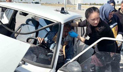 Aksaray'da iki otomobil çarpıştı: 2 yaralı