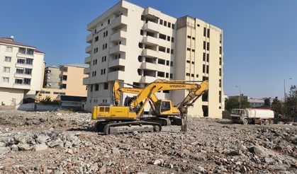 IĞDIR’DA ESKİ BİNALAR YIKILDI, ARSANIN GELECEĞİ MERAK KONUSU