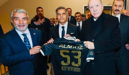 Cumhurbaşkanı Erdoğan’a Alagöz Holding Iğdır FK Forması Hediye Edildi