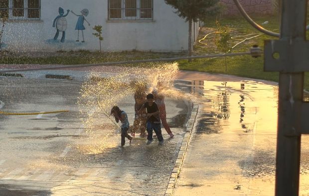 Iğdır'da Çocukların Hortumlu Serinleme Eğlencesi Kamerada