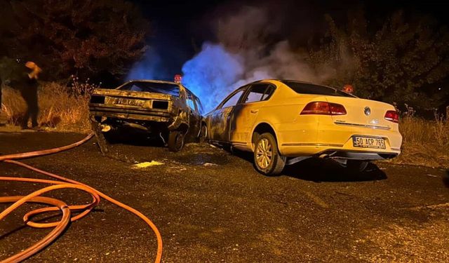 Kafa kafaya çarpışan otomobiller alev aldı: 2 yaralı