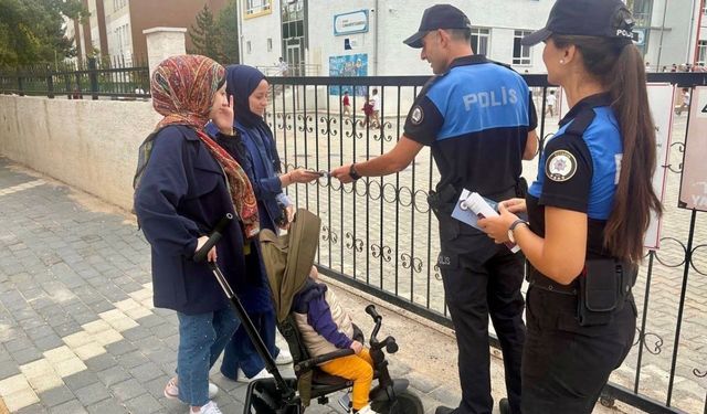 Polislerden velilere güvenli eğitim bilgilendirmesi