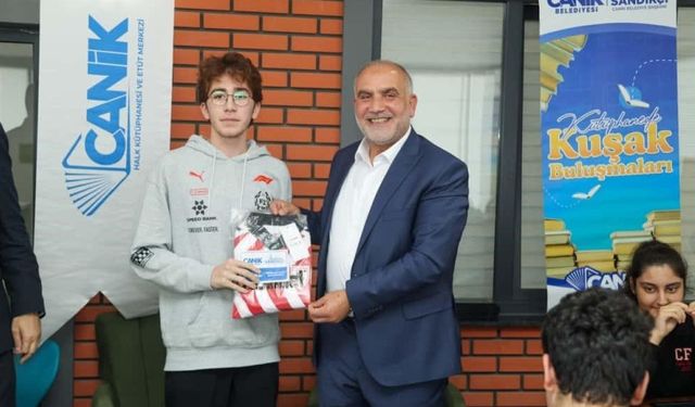 Başkan Sandıkçı: "Eğitim yolculuğunda gençlerimizin yanındayız"