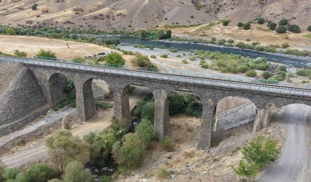 Elazığ"ın Palu ilçesindeki 100 metrelik alanda 4 tarihi köprü ilgi çekiyor