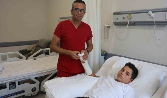 Elini üzüm sıkma makinesine kaptıran Melih"in kopan parmakları, Altınözü Devlet Hastanesi"nde  başarılı geçen ameliyatla tutturuldu