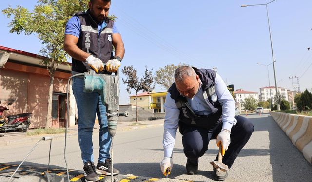 Iğdır Belediyesi’nden Trafik Güvenliği Hamlesi: Cadde ve Sokaklara Hız Kesiciler Monte Edildi