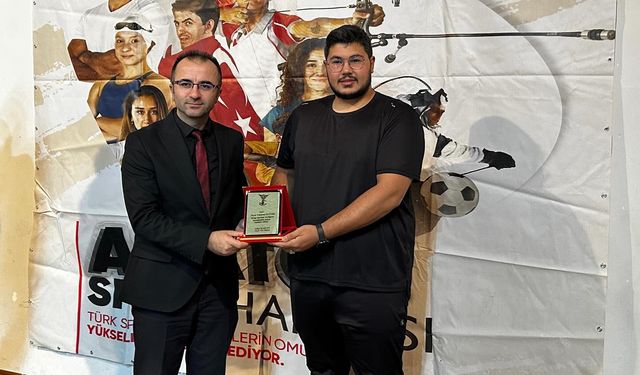 IĞDIR SPOR CAMİASI, "SPORUN EN'LERİ" ÖDÜL TÖRENİNDE KİCK BOKS BAŞARISINI KUTLADI!