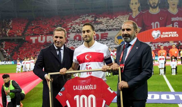 A Milli Takım’da 100. maçına çıkan Hakan Çalhanoğlu’na plaket