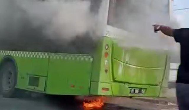 Adana’da belediye otobüsü alev alev yandı