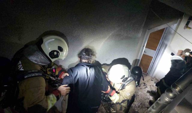 Alevlerin yükseldiği binada dumandan etkilenen vatandaşları itfaiye kurtardı