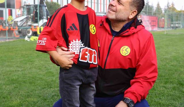Ameliyatla görme kabiliyetini kazan Hamit, Eskişehirspor antrenmanını seyretti