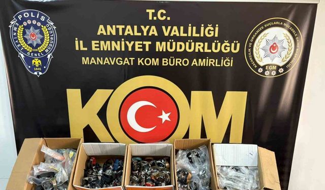 Antalya’da çok sayıda kaçak ürün ele geçirildi