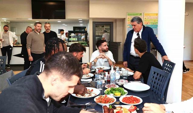 Beşiktaş Başkanı Serdal Adalı, Fenerbahçe derbisi öncesi futbol A takımıyla buluştu