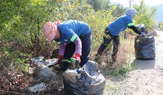 Bozdoğan Belediyesi’nden yol kenarlarında temizlik çalışması