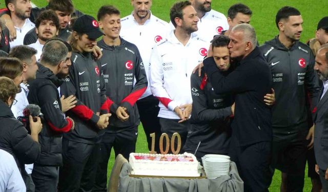 Hakan Çalhanoğlu’na 100. milli maç sürprizi