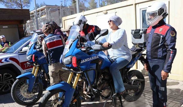Kilis’te Huzur Konağı sakinleri jandarmaya misafir oldu
