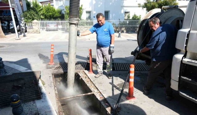 Mazgal ve yağmur suyu hattı temizliği sürüyor