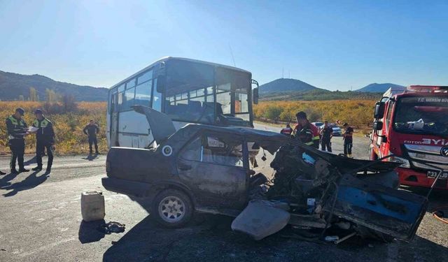 Mersin’de tarım işçilerini taşıyan midibüs otomobille çarpıştı: 3 ölü, 12 yaralı