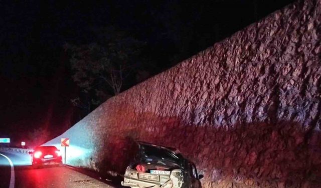 Otomobil istinat duvarına çarptı, sürücü yaralandı