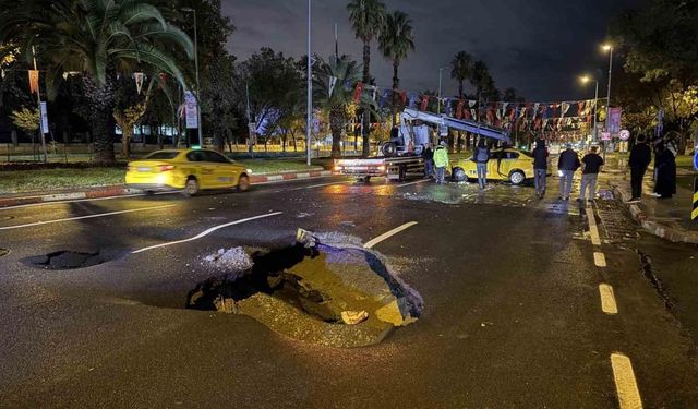 Sağanak yağış nedeniyle Vatan Caddesi’nde yol çöktü