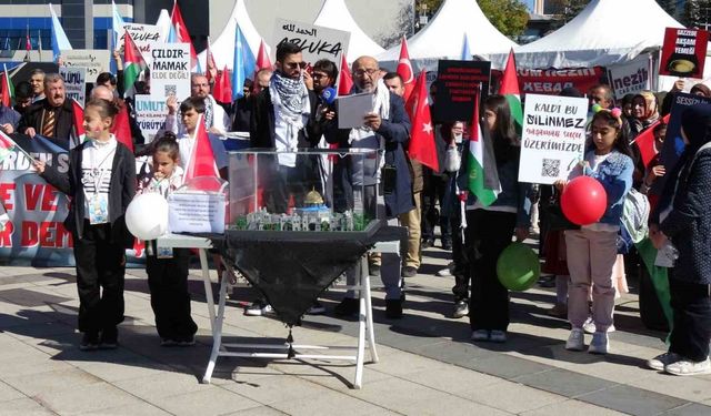 Sağlık çalışanları Gazze için 100. haftada sessiz yürüyüşlerini sürdürdü