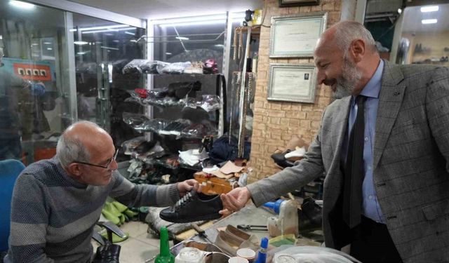 Yağışlar başladı, ayakkabı tamircilerinin yüzü güldü
