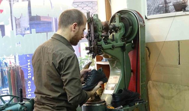 Yenilelemeyen Kışlık Ayakkabılar Tamir Ediliyor