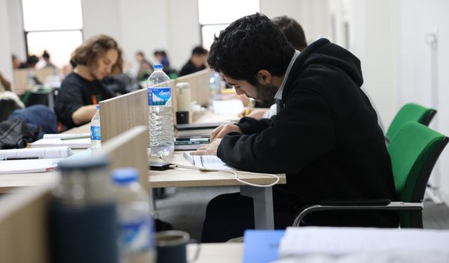 Öğrenciler Ders Çalışmak İçin Kütüphanelere Akın Ediyor