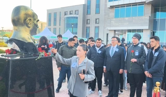 10 Kasım Programında Üniversite Öğrencileri Atatürk Büstüne Karanfil Bıraktı.