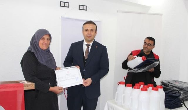 Hijyen ve Sanitasyon Kursiyerlerine Belgeleri Verildi