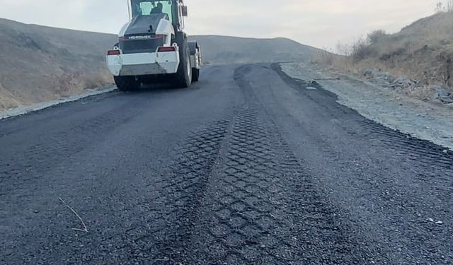 Kış Öncesi Son Rötuşlar: Iğdır’da Köy Yolları Yenileniyor