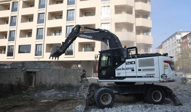 Tehlike Saçan Metruk Binalar Yıkıldı