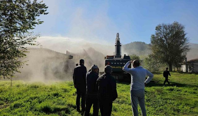 Balıkesir Sındırgı’da 52 yıllık evli çift depremde ağır hasar gören evlerinin yıkılışını gözyaşlarıyla izledi