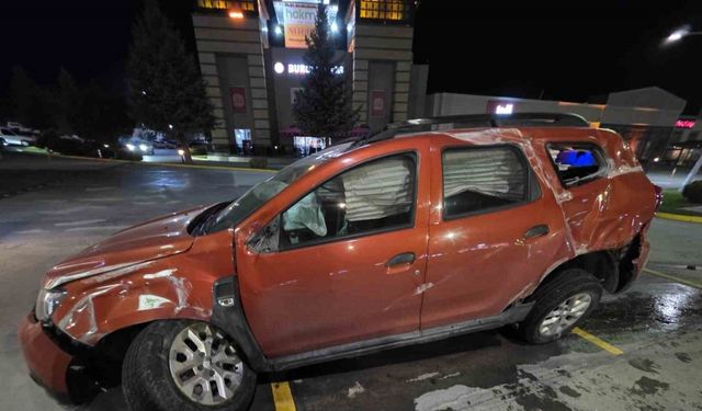 Bariyerlere çarptı, 2 kişi yaralandı