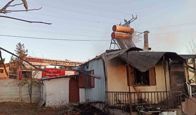 Çorum’da yangına teslim olan ev kullanılamaz hale geldi: 1 yaralı