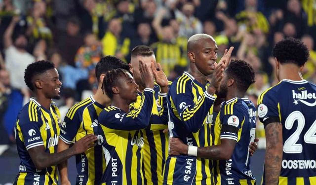 Fenerbahçe, liderle arasında puan farkını 1’e indirdi