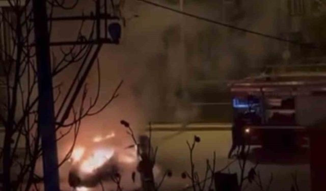 Hafif ticari araç yanarak kül oldu