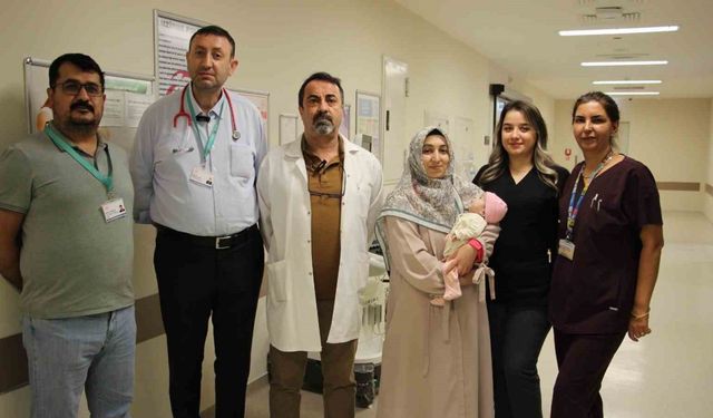 İç organları göğüs boşluğuna dolan bebek, başarılı ameliyatla hayata tutundu