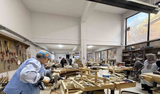 Kadınlar ahşap atölyesinde hem öğreniyor hem üretiyor