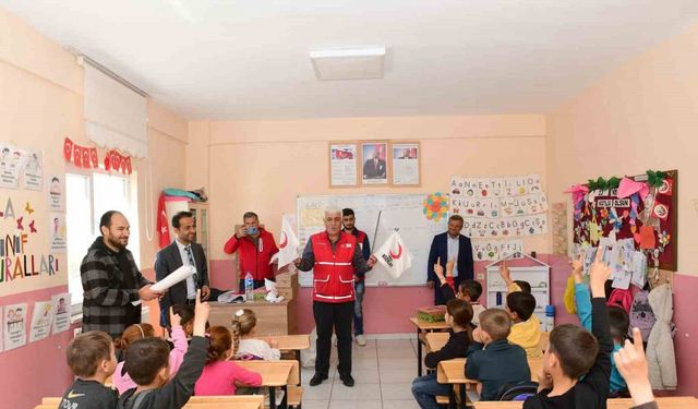 Kızılay’dan Çatak’taki öğrencilere anlamlı destek