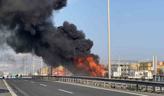 Mersin’de Mazot yüklü tanker alev alev yandı, gökyüzünü kara dumanlar kapladı