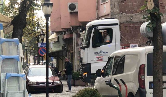 Otomobil ambulansın ilerlemesini engelledi