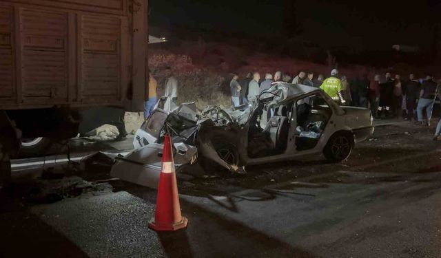 Otomobil kamyona arkadan çarptı: 3 ölü