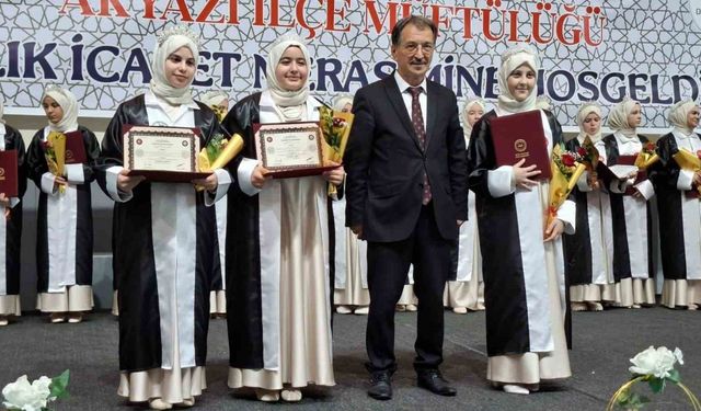 Sakarya’da 27 öğrenci icazet merasiminde hafızlık belgelerini aldı