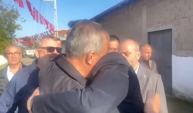 Şehit babası MHP’li başkana sarılıp "Beni Devlet Bahçeli’ye götürün" dedi