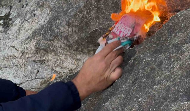 Suları çekilen Eğirdir Gölü’nde açığa çıkan kayalıkların arasından alevler yükseldi