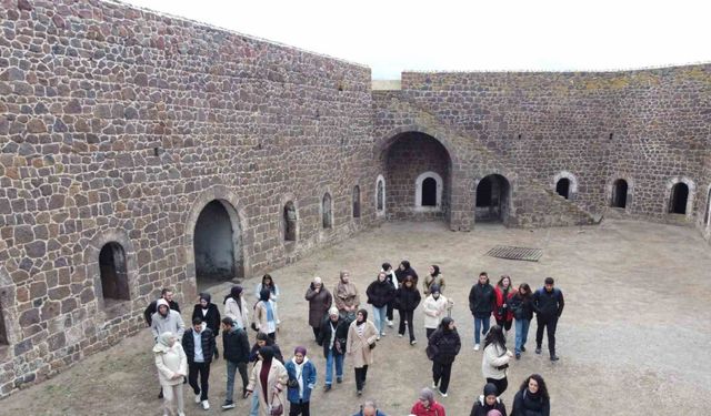 Tarihi mekanda öğrencilere ders