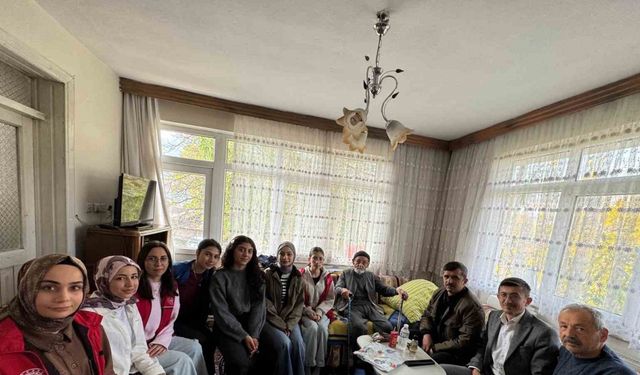 Üniversiteli gençler Bolu’nun asırlık çınarıyla buluştu