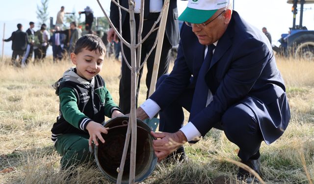 Iğdır Üniversitesi'nde 250 Fidan Toprakla Buluştu: Geleceğe Nefes Oldular!