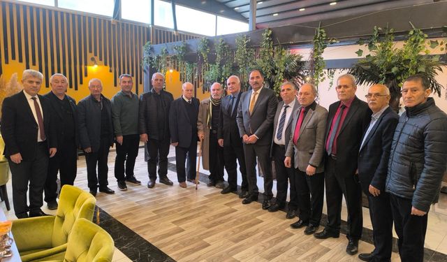 Iğdır Milli Eğitim Müdürü Aziz Gün, 24 Kasım Öğretmenler Günü dolayısıyla emekli öğretmenlerle kahvaltıda bir araya geld